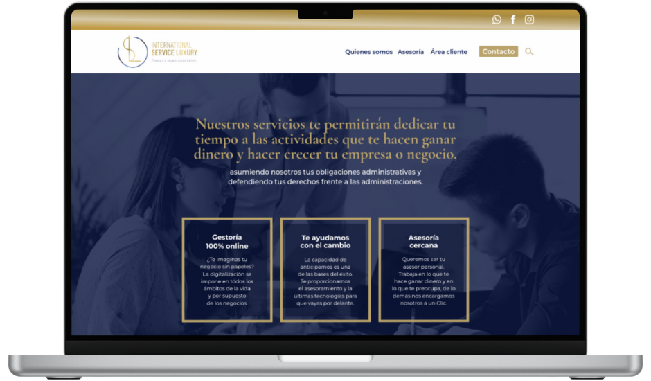 Imagen de una notebook visualizando el sitio de International Service Luxury