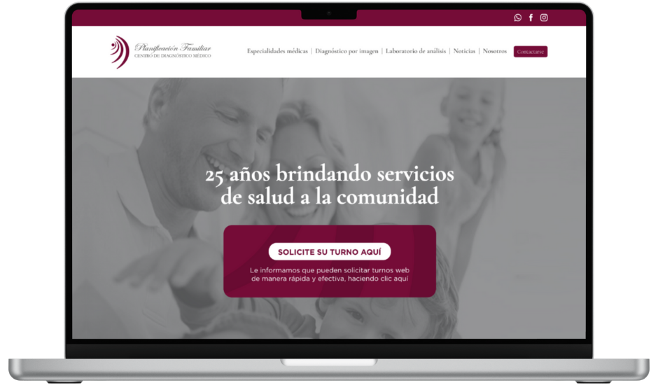 Imagen de una notebook visualizando el sitio de Planificación Familiar centro de diagnóstico médico